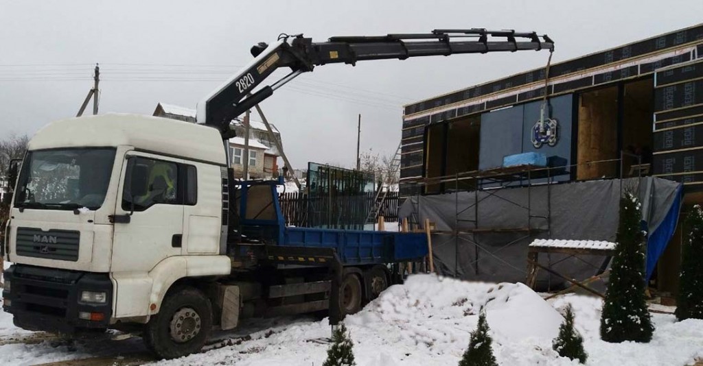 Манипулятор 15 тонн аренда. Манипулятор стеклопакеты. Манипулятор для стеклопакетов. Оконный манипулятор. Доставка стеклопакета манипулятором