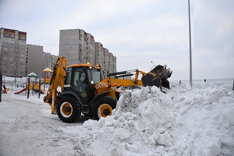 Погрузка снега в КАМАЗ