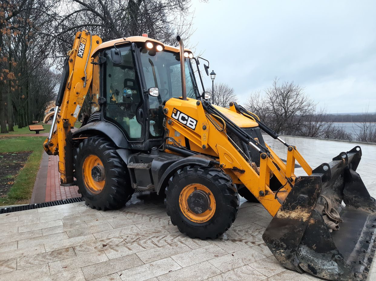 Погрузчик люберцы. Экскаватор-погрузчик JCB на пульте управления. Погрузчик экскаватор на узбекский. Выла для погрузчик экскаватор JCB. Экскаватор погрузчик RMX.