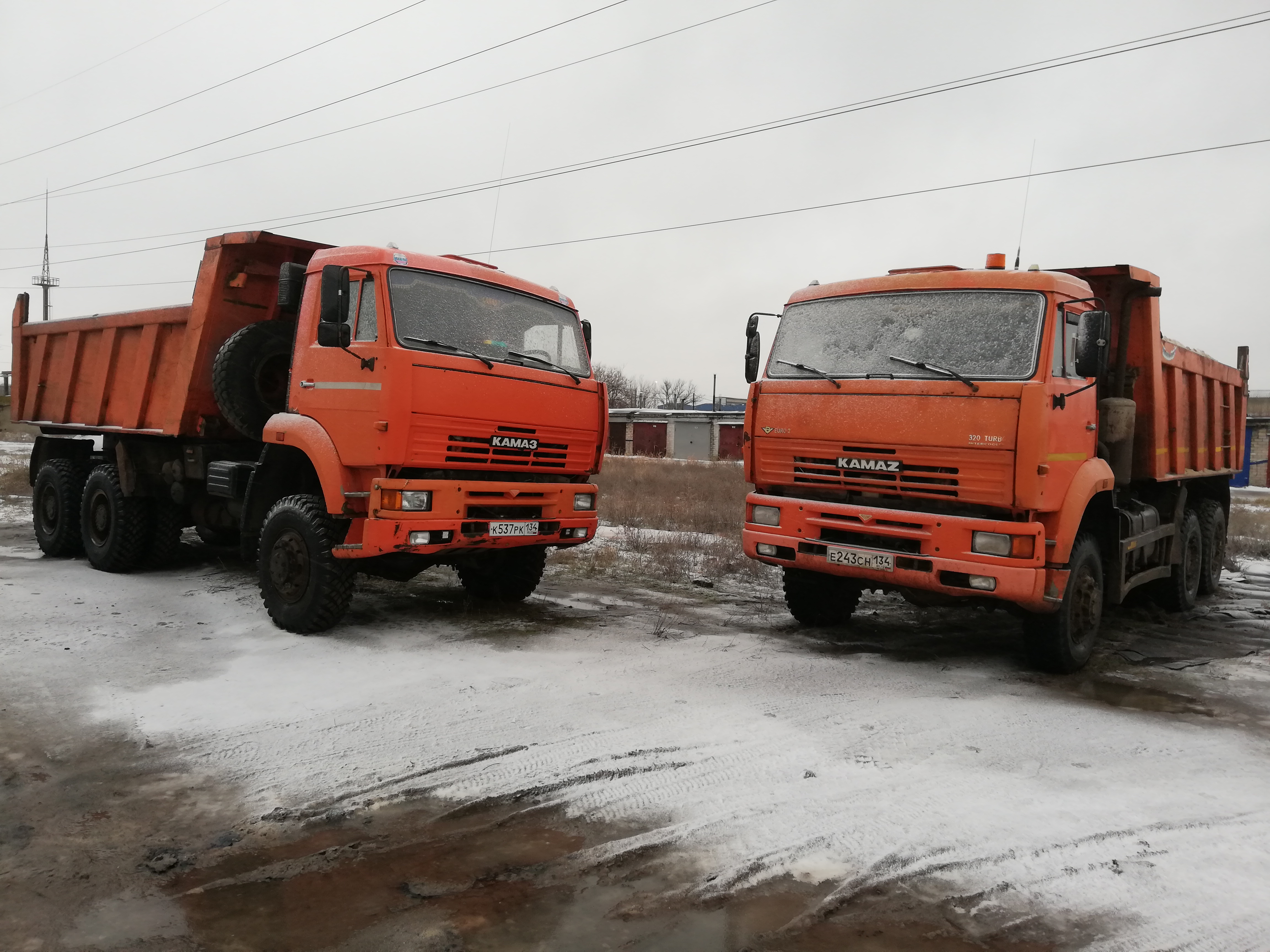 Водитель самосвала волгоград. КАМАЗ С песком. Услуги КАМАЗА. Самосвалы вездеходы в аренду. Самосвал вездеход в Урае.