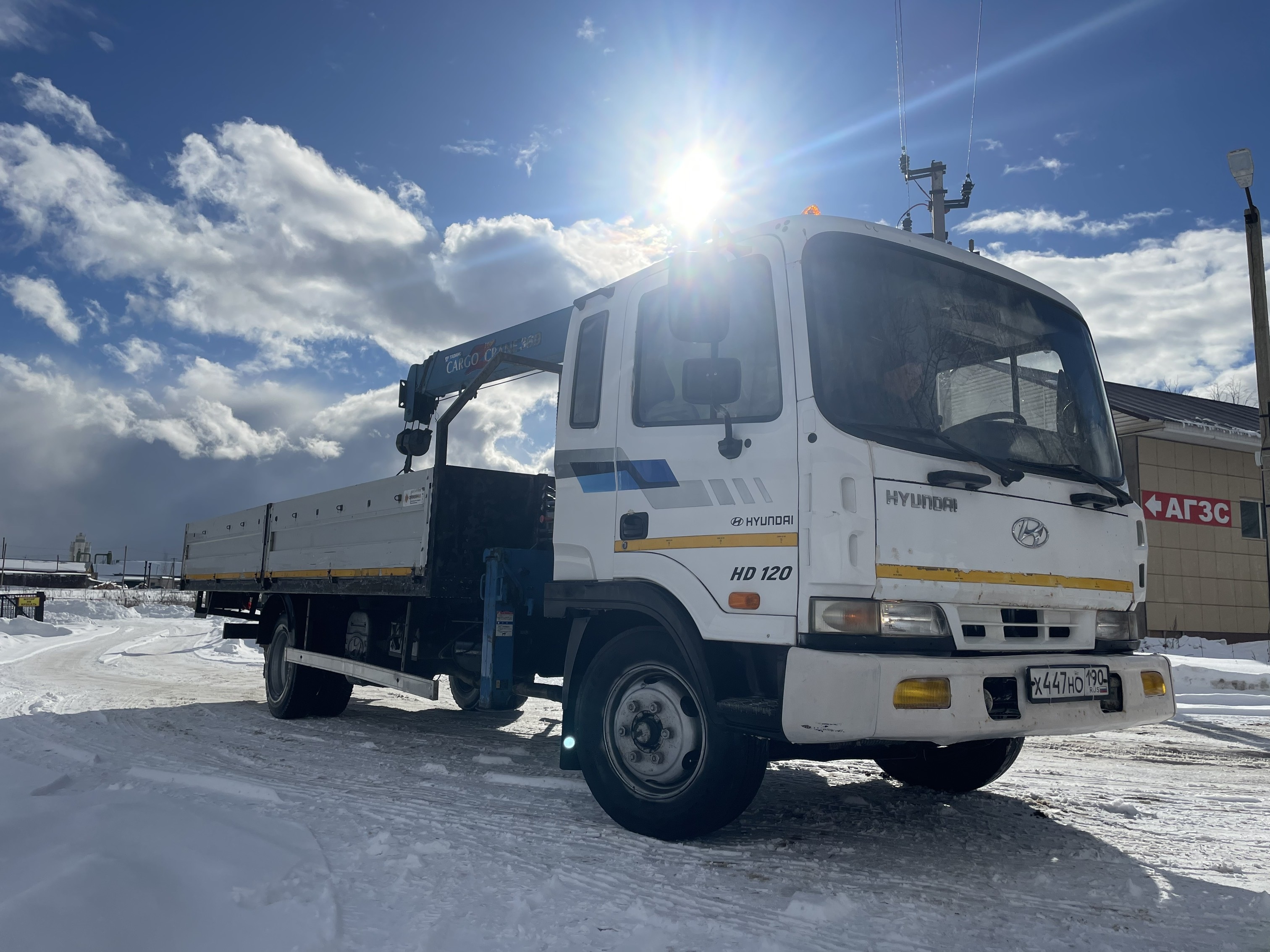 манипулятор прицеп кму до 20 тонн фото на белом фоне.