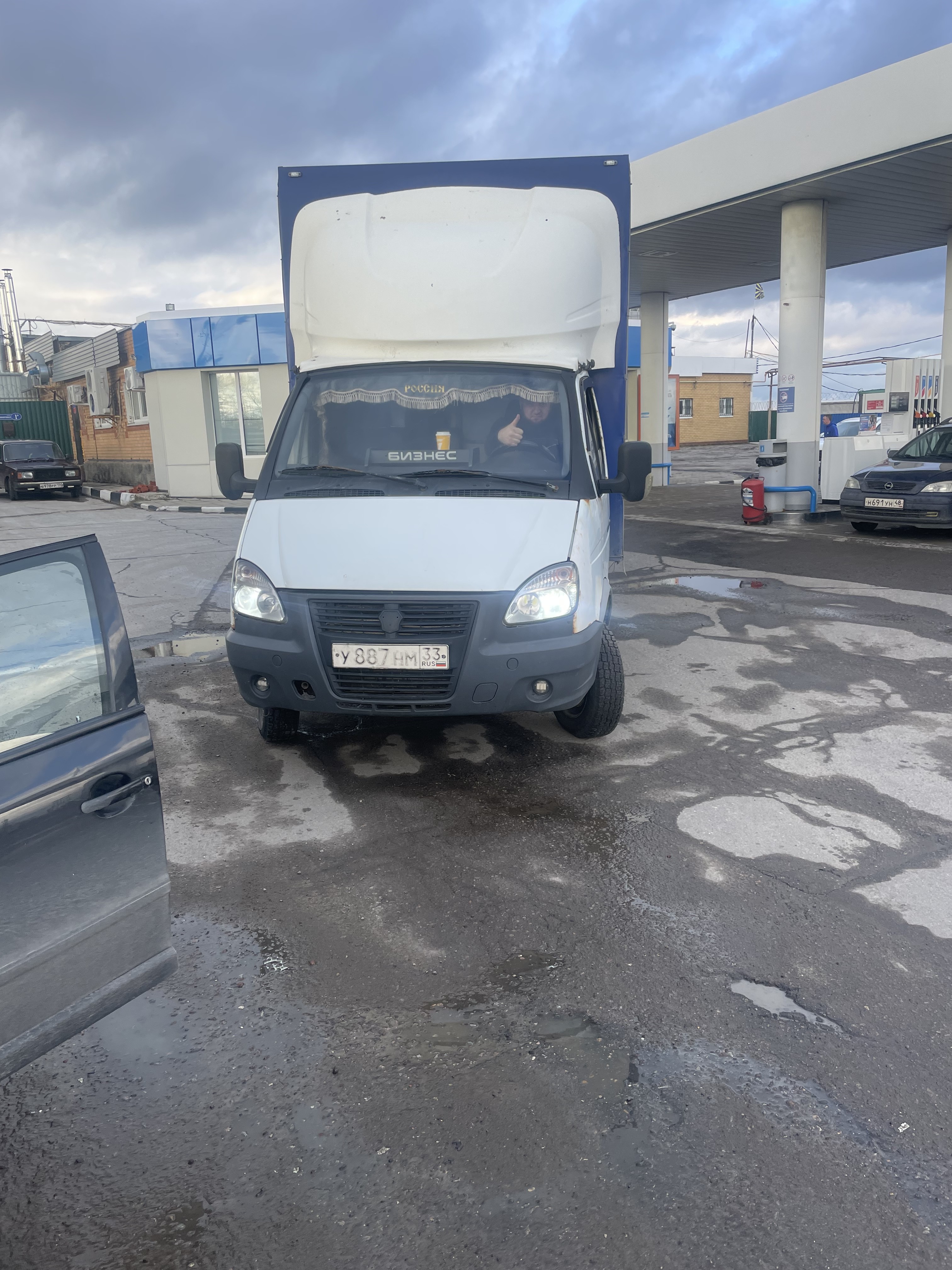 много газелей. балабаново железная дорога. манипулятор перевозки балабаново. груз балабаново. газель рефрижератор автопарк.