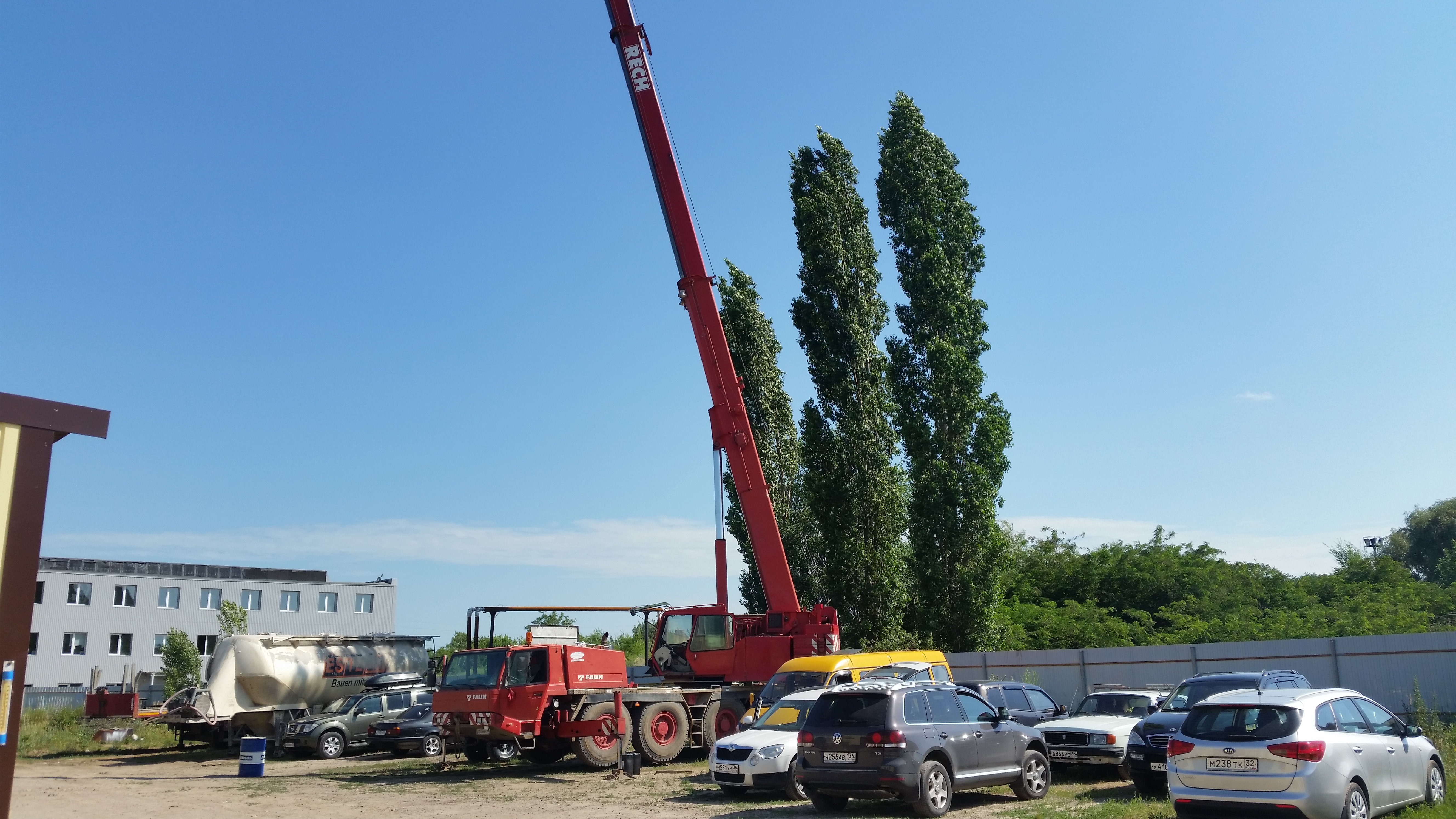 Тонн в воронеже. Краны Воронеж. Автокран 60 тонн аренда.