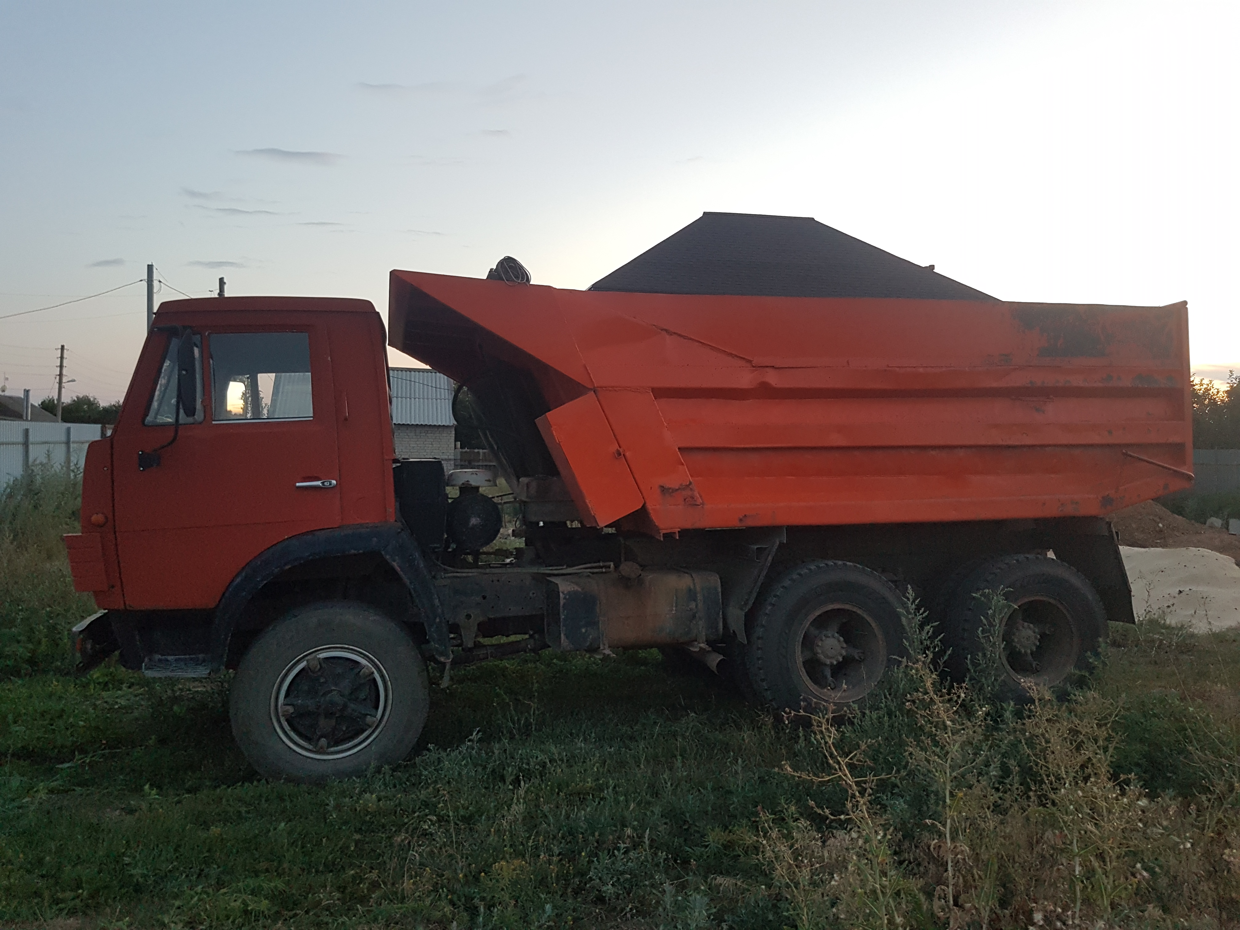 Водитель самосвала волгоград. Самосвал 12 кубов. КАМАЗ С песком. КАМАЗ песок погрузчик.