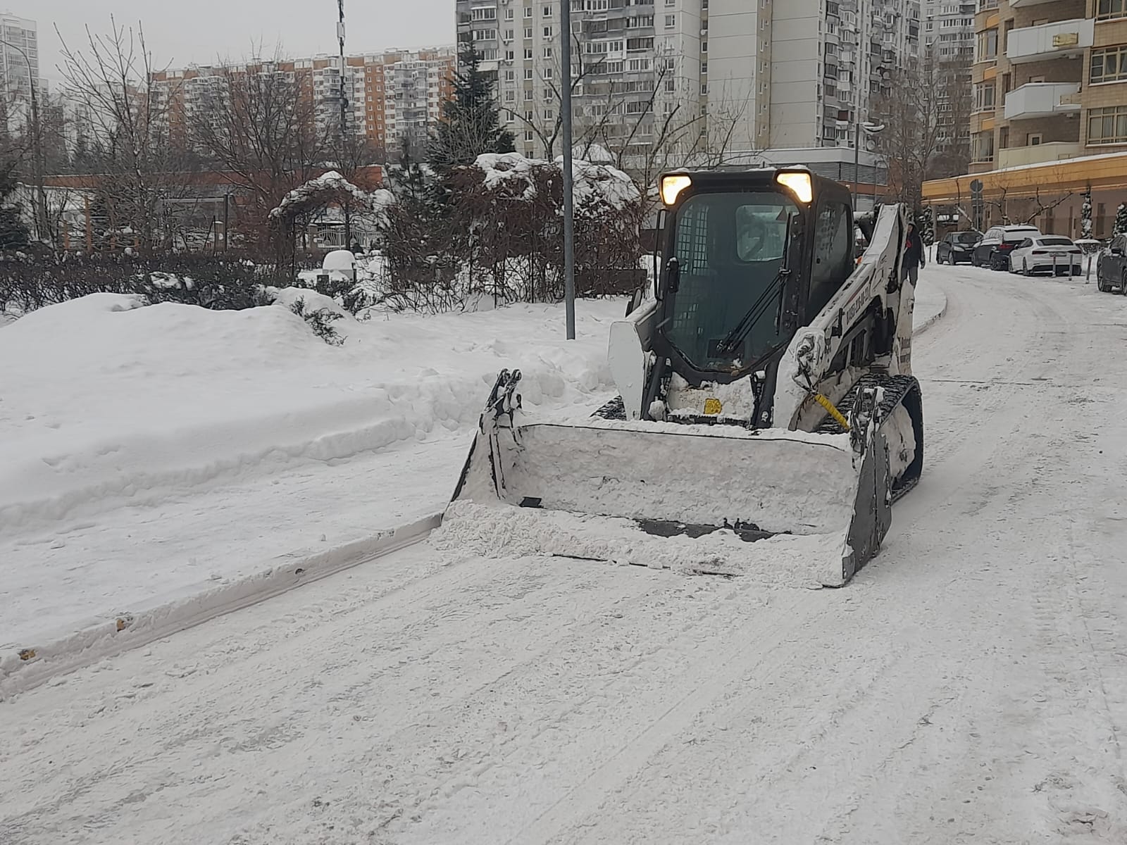 Уборка снега — Домодедово | Цены на услуги по очистке территории трактором  и вывоз снега с погрузкой за куб 1 м3