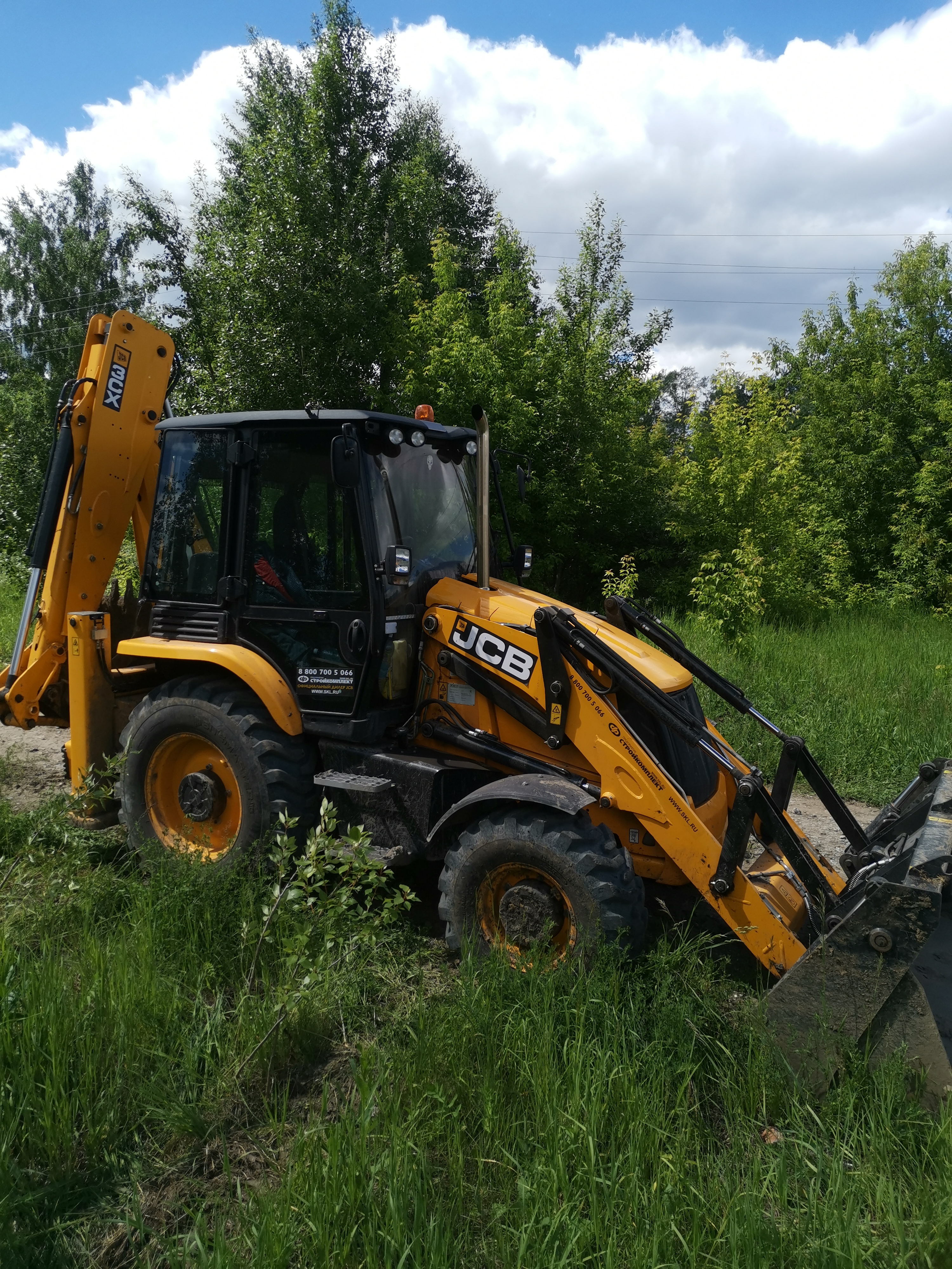 Погрузчик новосибирск. Клык-рыхлитель для экскаватора погрузчика JCB В работе.