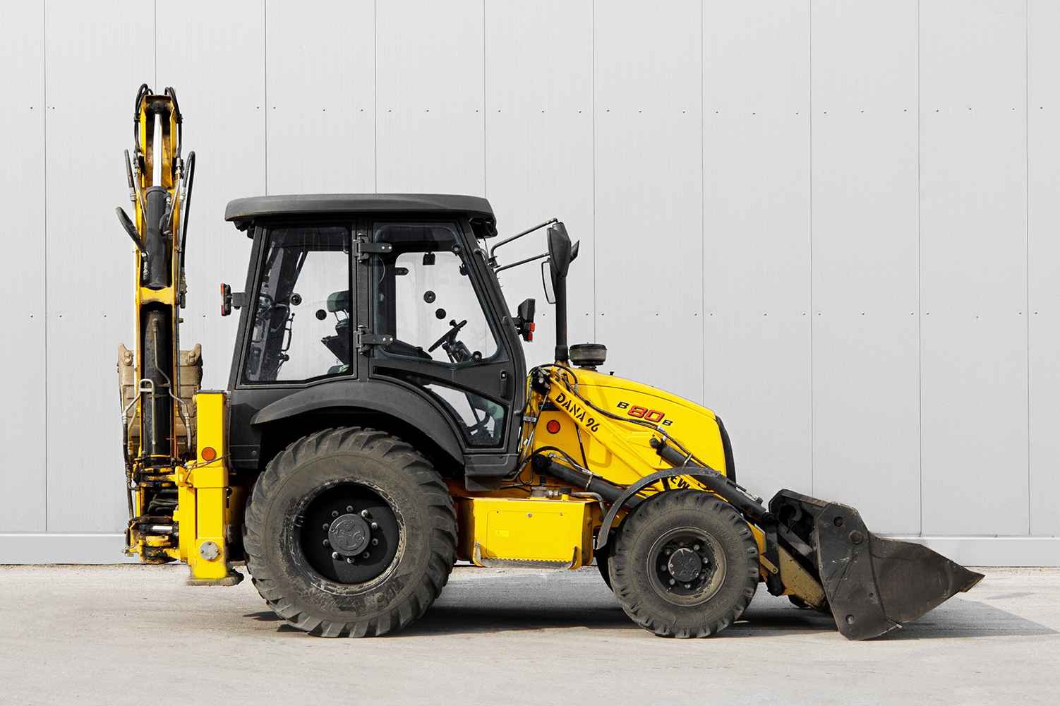 Экскаватор погрузчик эксбаза eksbaza. New Holland b80b. Погрузчик New Holland b80b. Экскаватор Нью Холланд в80в. Экскаватор New Holland b80b.