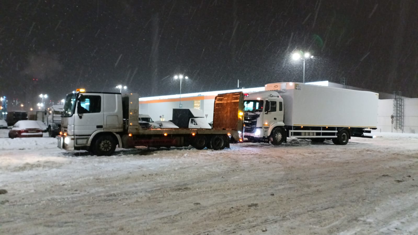 Грузовой эвакуатор в Москве для перевозки грузовых автомобилей и  спецтехники | Перевозка-24