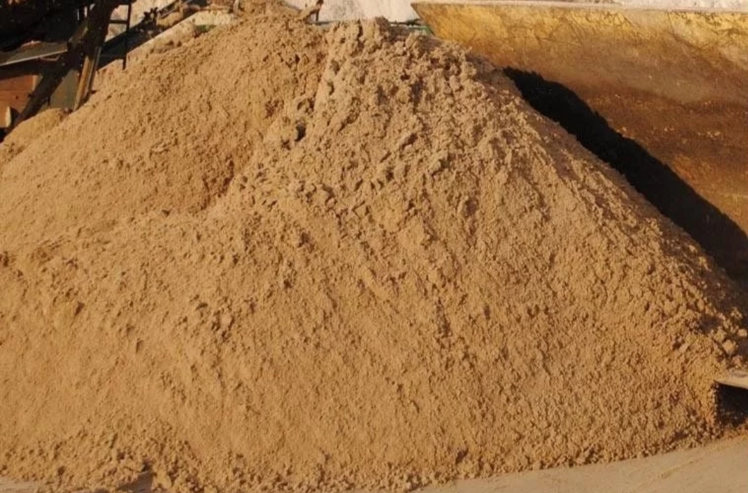 Карьерный белый песок. Песок морской намывной. Песок природный карьерный. Песок карьер. Песок карьерный с доставкой osmgrunt.