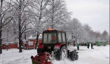 Уборка и вывоз снега. Трактор с щеткой