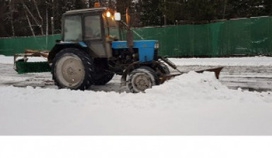 Объявление от Евгений: «Аренда трактора МТЗ-82 с отвалом и щеткой» 1 фото