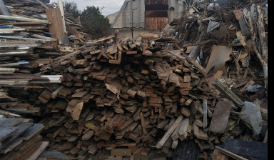 Дрова от разборки зданий в Бахчисарае