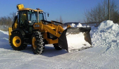 Уборка снега техникой в Волгограде