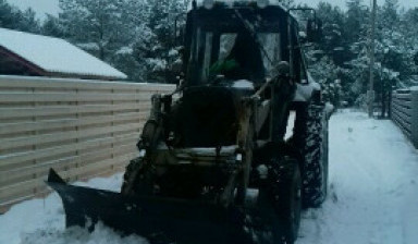 Уборка снега коммунальным отвалом и щеткой в Пскове