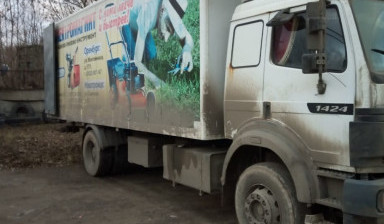 Перевозка грузов на грузовом фургоне.