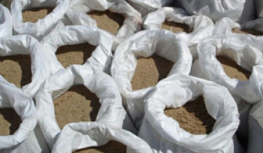 Объявление от ИП Тесаловский А.В.: «Песок в мешках по 40 кг., карьерный, сеянный.» 1 фото