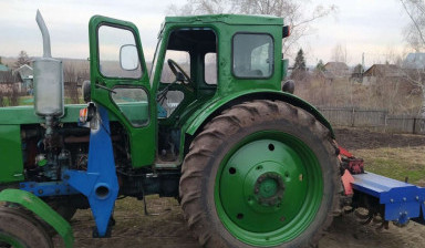 Вспашка земли трактором freza-dorozhnaya