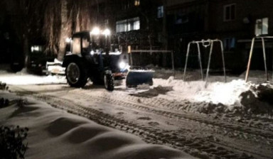 Уборка снега трактором с лопатой и щеткой