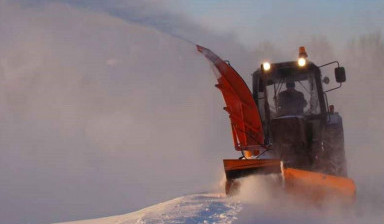 Очистка территорий от снега снегоуборочной машиной