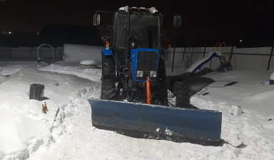 Чистка снега трактором мтз 82, уборка.