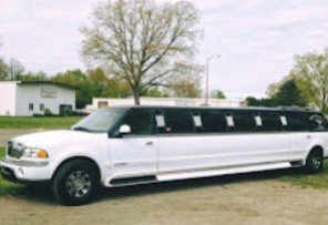 Объявление от Lansing's Diamond Limousines 2 Go: «Careful transportation by limousine» 1 photos