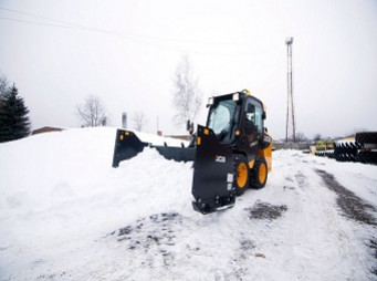Объявление от ООО Трак-Тор: «Аренда Трактор JCB 4CX + Отвал для снега kommunalnii» 1 фото