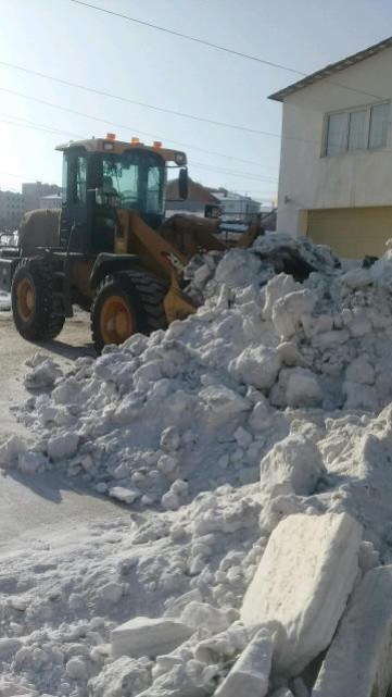 Объявление от Карим: «Услуги  трактора  ковш 2  куба чистка катка,снег s-planirovochnim-kovshom» 4 фото
