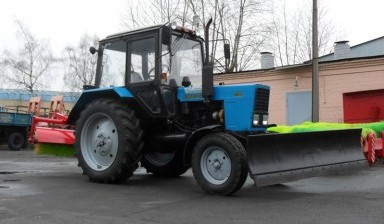 Объявление от Услуги трактора МТЗ погрузчик: «Аренда подметально-уборочного трактора МТЗ» 1 фото