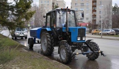 Объявление от Аренда строительной техники в Чите и Забайкальском: «Аренда поливомоечной машины на базе трактора Белар» 1 фото