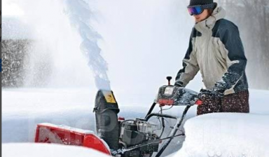 Объявление от Dangers1: «Уборка снега бензиновым снегоуборщиком» 1 фото