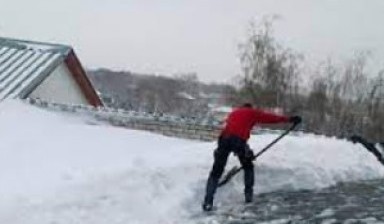 Уборка и вывоз снега от Очистка кровли от снега и наледи:  1 фото