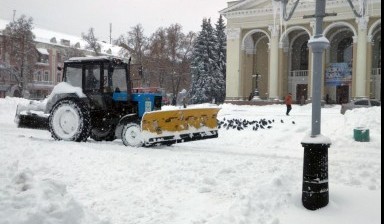 Трактор чистит. Трактор зима 70гкб. Трактор убирает снег. Трактор для чистки снега. Тракторист уборка снега.