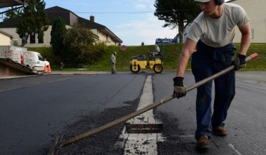 Объявление от Асфальтирование строительство дорог: «Укладка асфальта в городе» 1 фото