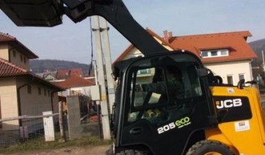 Объявление от Биг Байлер: «Выгодная аренда мини-погрузчика JCB ROBOT 205» 1 фото