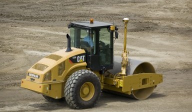 Объявление от Акинчиц Игорь Владимирович: «Аренда катка вибр. грунтового CATERPILLAR CS56» 2 фото