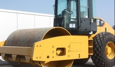 Объявление от Каток555: «АРЕНДА ГРУНТОВОГО КАТКА CATERPILLAR CS54 - 12 ТОНН» 1 фото