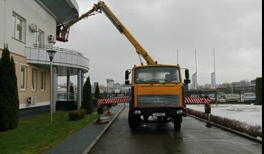 Объявление от Станиславец Сергей Николаевич: «Аренда автовышки с поворотной люлькой.» 1 фото