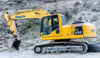 Объявление от УралСтройАренда: «Аренда экскаватора гусеничного Komatsu PC200» 1 фото